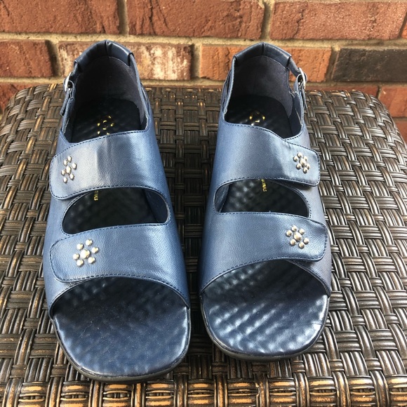 Comfort Well by Beacon Blue Adjustable Sandal 10WW - Picture 1 of 6